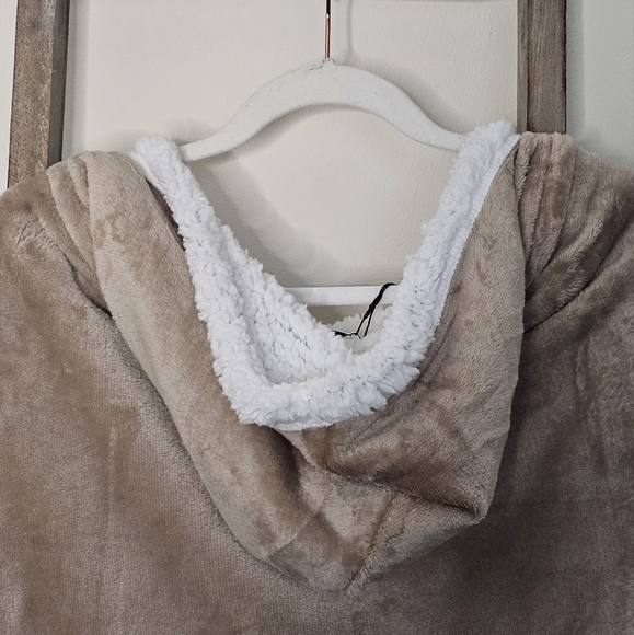 ⭐️40% Off⭐️ Socialite Hooded Sherpa Throw Poncho - Picture 3 of 14